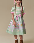 Vestido em Fly Tech e Nylon Estilo Caipira Fazendeira em Verde e Rosa Mangas com Amarração e Laço Frontal com Patch. Ideal Para O São João Infanti. 97508 Infanti Infantil Menina