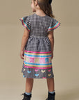 Vestido em Fly Tech e Nylon Estampa Xadrez com Bandeirinhas Coloridas e Laços Aplicados. Estilo Junino com Toque Fashion Da Infanti. 97509 Infanti Infantil Menina