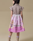 Vestido com Camisa Xadrez e Saia em Nylon com Estampa de Urso Junino. Um Look Caipira Boneca com Charme e Estilo Para O São João. 97510 Infanti Infantil Menina