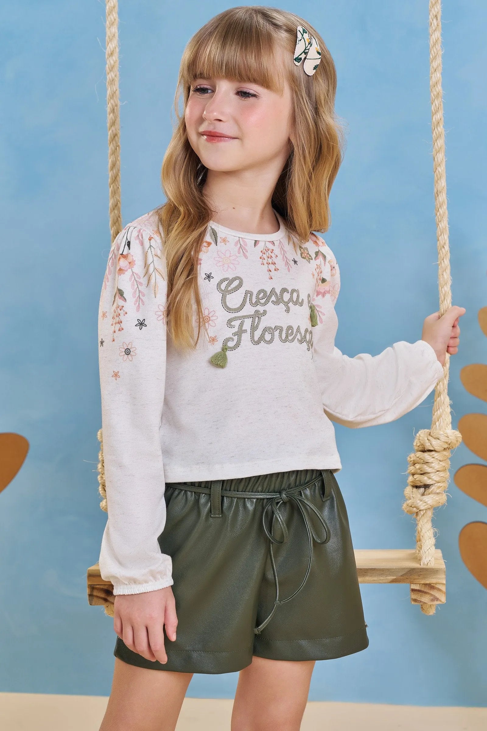 Conjunto de Blusa Boxy em Malha Fresh e Shorts em Couro Sintético