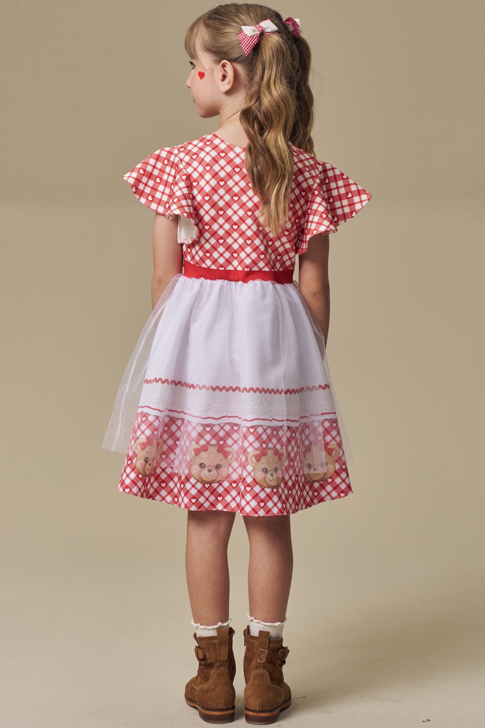 Vestido em Fly Tech Nylon e Tule Vermelho Como a Maçã Do Amor com Corações e Laços Aplicados. Doçura e Encanto Para a Festa Junina. 97504 Infanti Infantil Menina