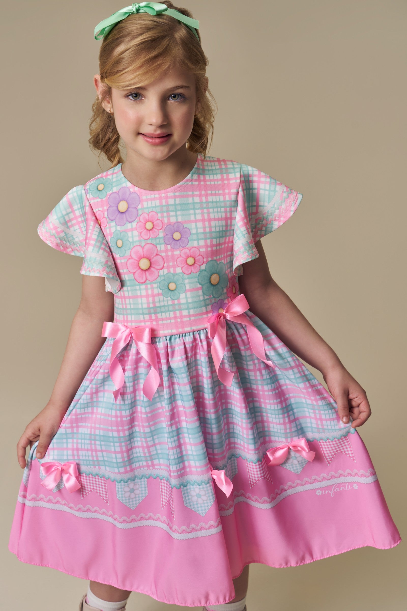 Vestido em Fly Tech e Nylon com Laços Aplicados e Estampa Delicada. Toda a Doçura Da Caipira Princess Para Comemorar a Festa Junina. 97505 Infanti Infantil Menina