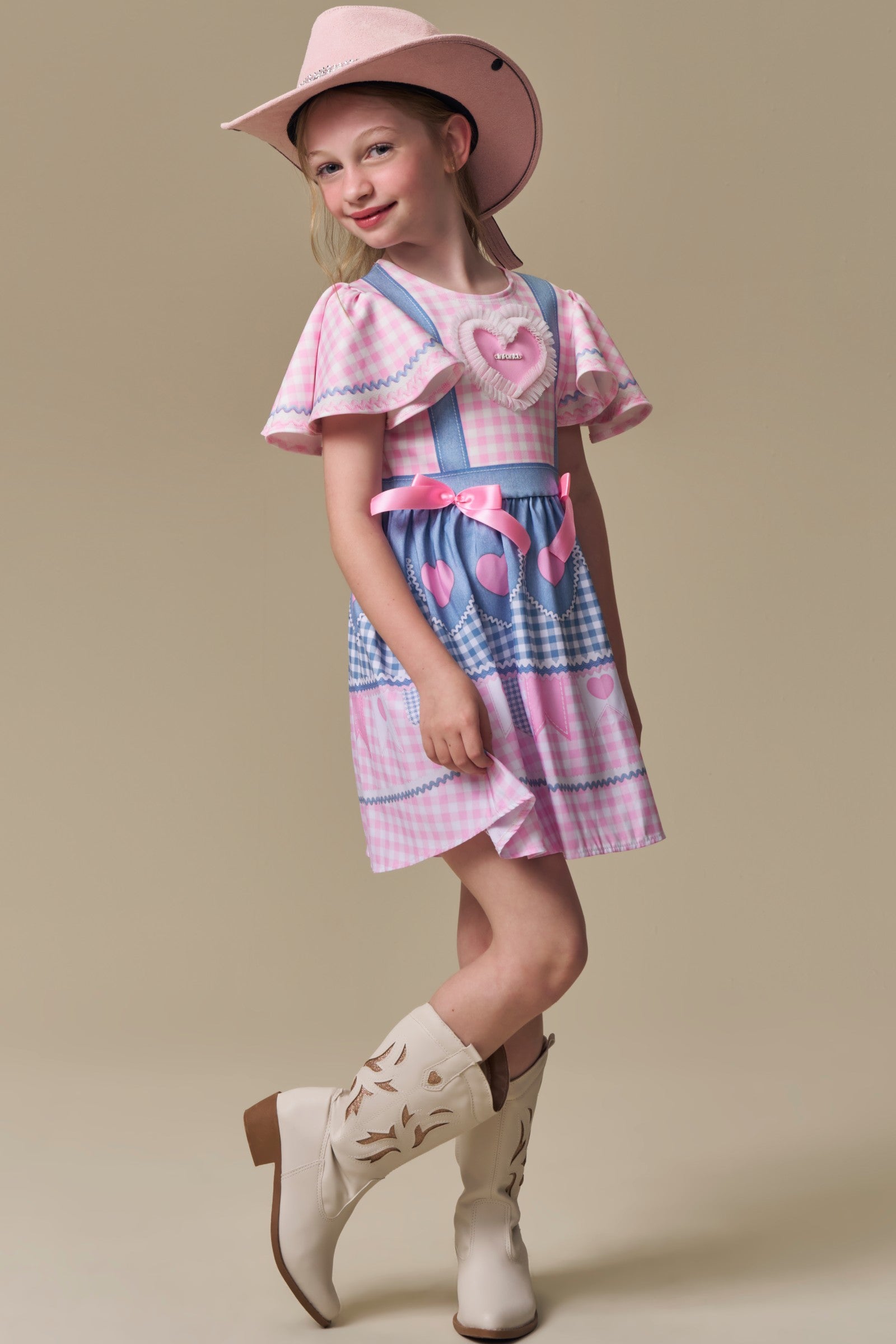 Vestido em Fly Tech e Nylon em Delicado Mix de Azul e Rosa com Coração Bordado em Tule. Um Traje Caipira Chic e Encantador Da Infanti. 97507 Infanti Infantil Menina