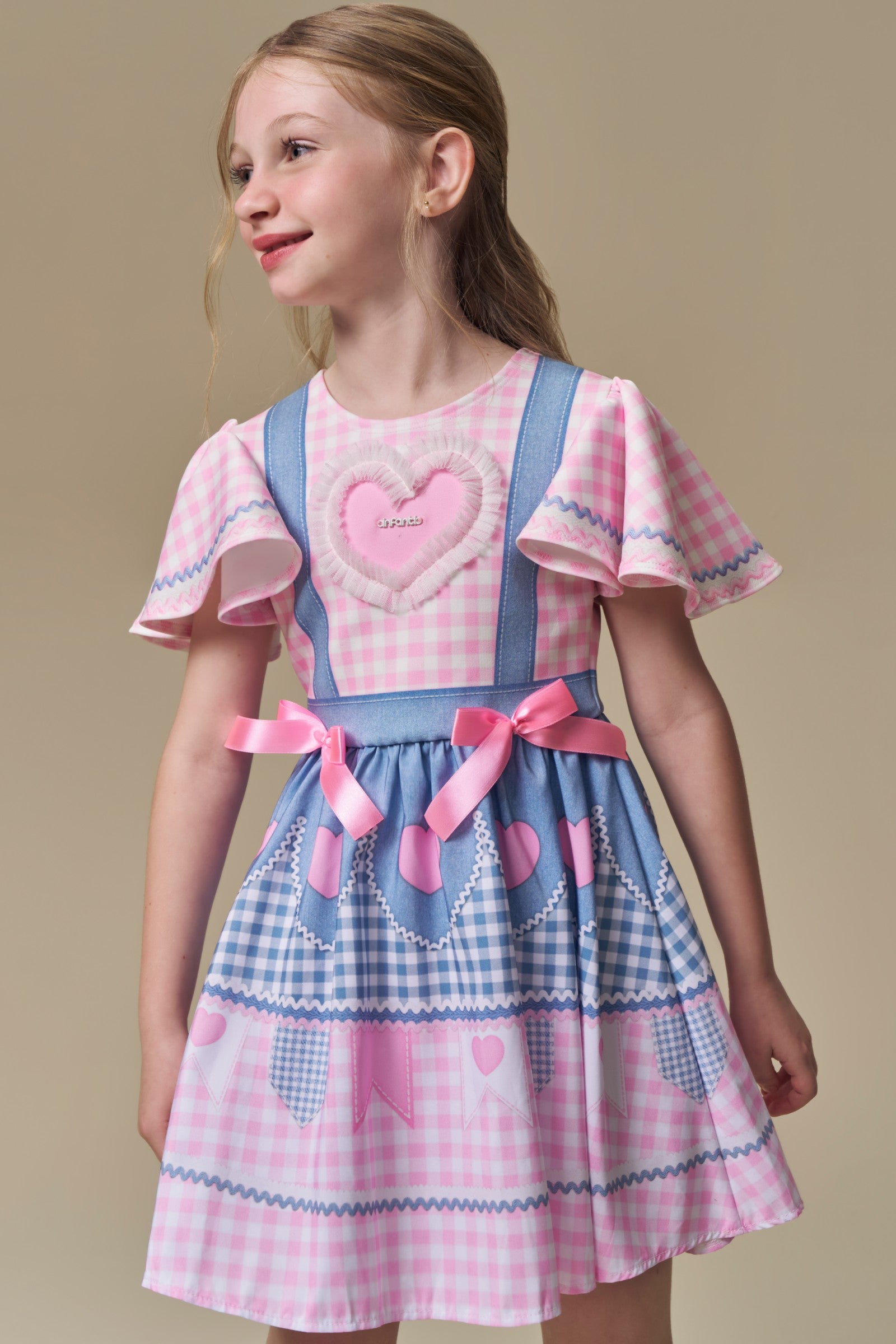 Vestido em Fly Tech e Nylon em Delicado Mix de Azul e Rosa com Coração Bordado em Tule. Um Traje Caipira Chic e Encantador Da Infanti. 97507 Infanti Infantil Menina