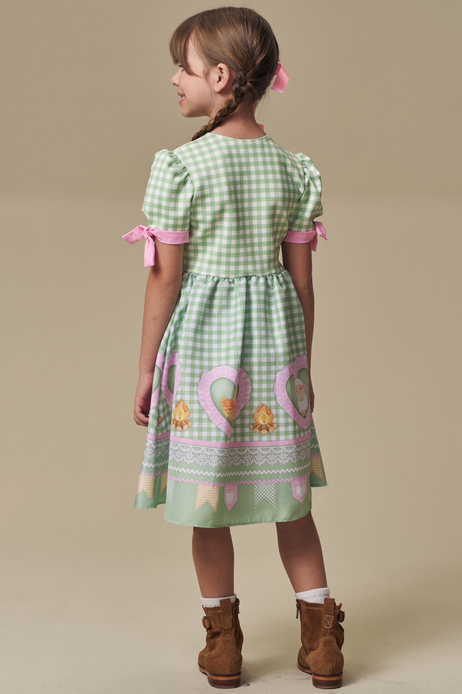 Vestido em Fly Tech e Nylon Estilo Caipira Fazendeira em Verde e Rosa Mangas com Amarração e Laço Frontal com Patch. Ideal Para O São João Infanti. 97508 Infanti Infantil Menina