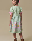 Vestido em Fly Tech e Nylon Estilo Caipira Fazendeira em Verde e Rosa Mangas com Amarração e Laço Frontal com Patch. Ideal Para O São João Infanti. 97508 Infanti Infantil Menina