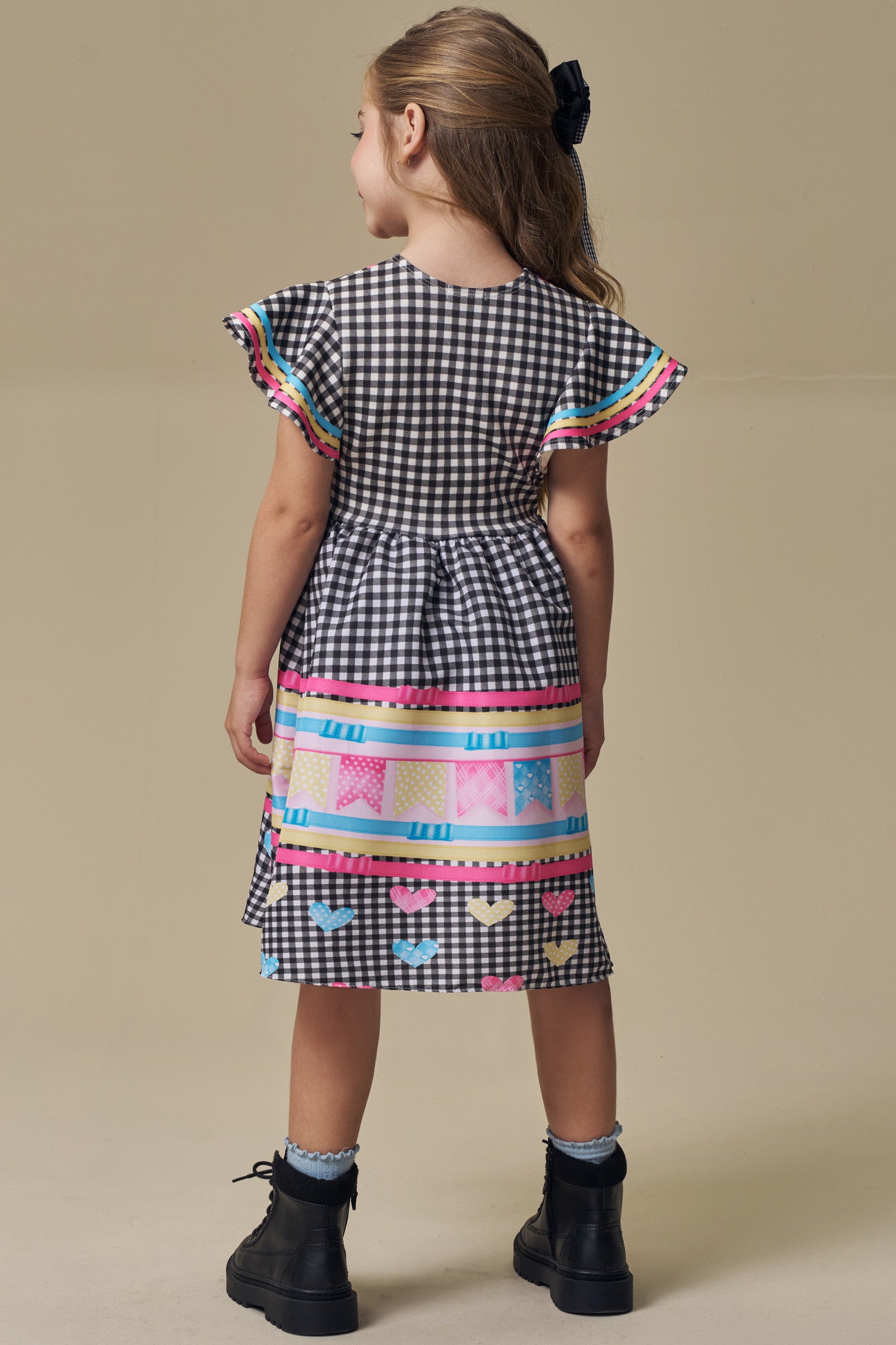 Vestido em Fly Tech e Nylon Estampa Xadrez com Bandeirinhas Coloridas e Laços Aplicados. Estilo Junino com Toque Fashion Da Infanti. 97509 Infanti Infantil Menina