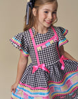 Vestido em Fly Tech e Nylon Estampa Xadrez com Bandeirinhas Coloridas e Laços Aplicados. Estilo Junino com Toque Fashion Da Infanti. 97509 Infanti Infantil Menina