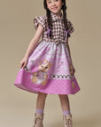 Vestido com Camisa Xadrez e Saia em Nylon com Estampa de Urso Junino. Um Look Caipira Boneca com Charme e Estilo Para O São João. 97510 Infanti Infantil Menina