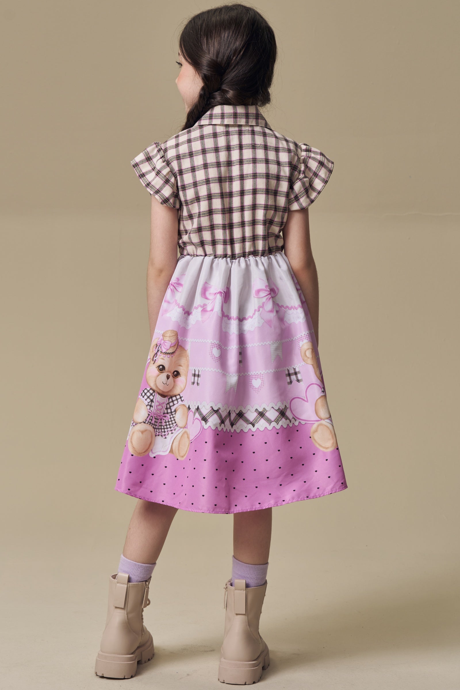Vestido com Camisa Xadrez e Saia em Nylon com Estampa de Urso Junino. Um Look Caipira Boneca com Charme e Estilo Para O São João. 97510 Infanti Infantil Menina