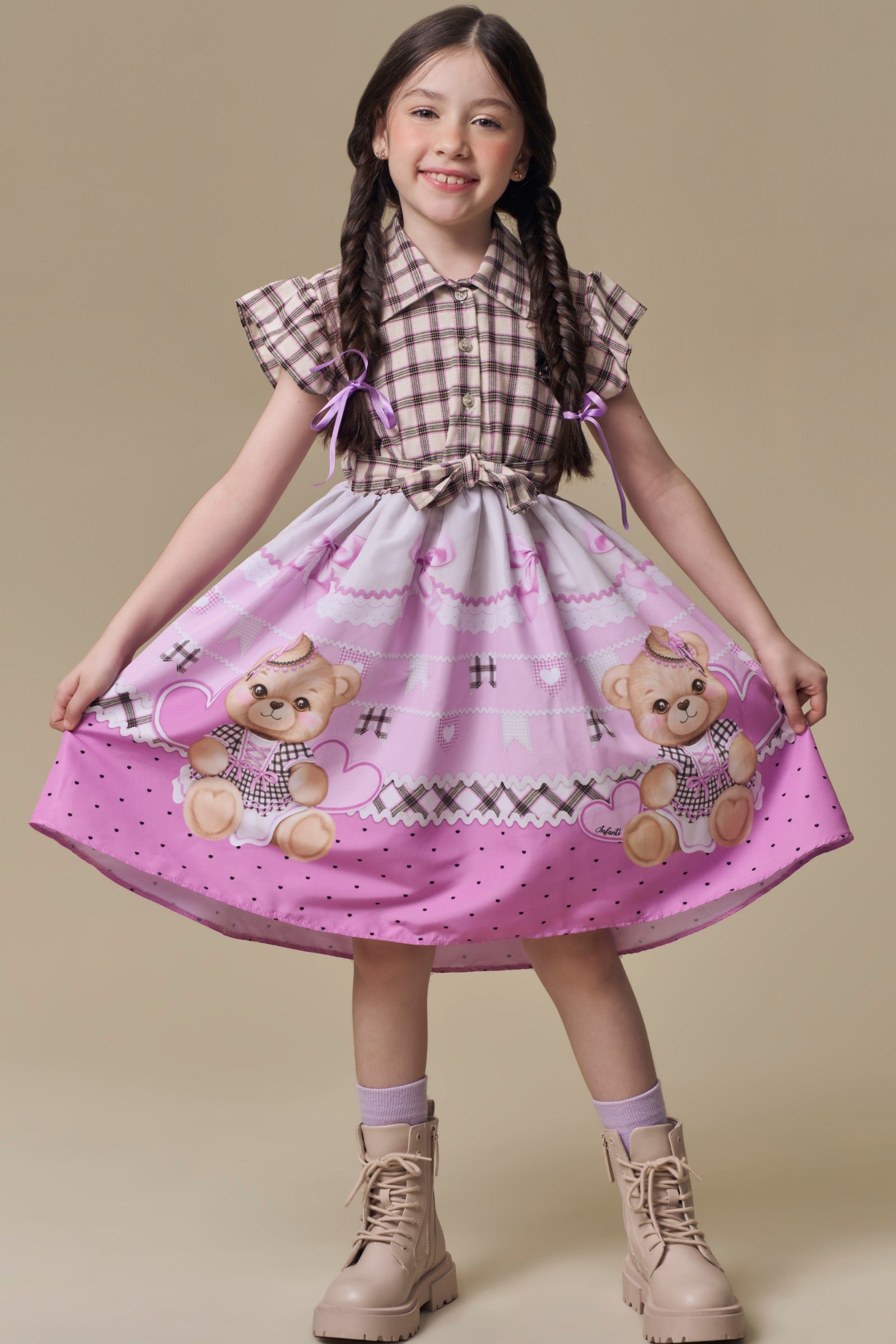 Vestido com Camisa Xadrez e Saia em Nylon com Estampa de Urso Junino. Um Look Caipira Boneca com Charme e Estilo Para O São João. 97510 Infanti Infantil Menina