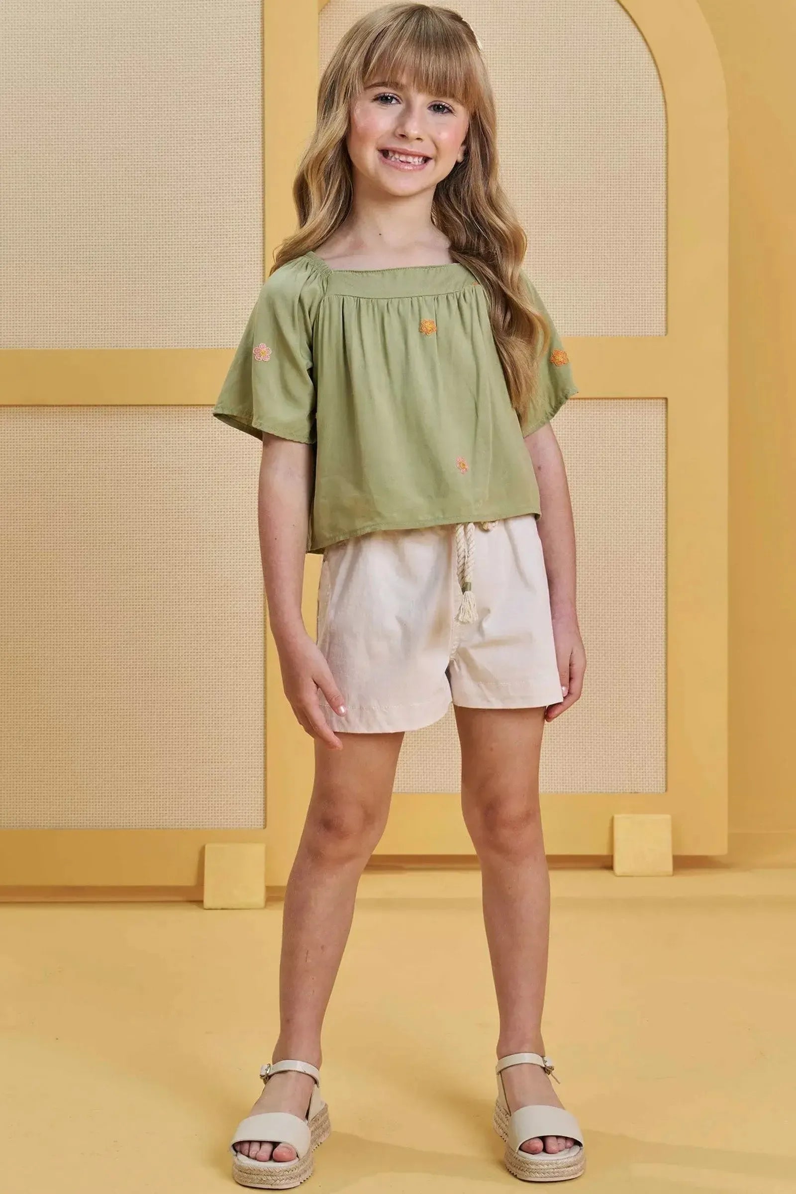 Conjunto de Blusa Bata em Viscose Bordado Flores e Shorts em Sarja com Elastano 85460 Infanti Infantil Menina