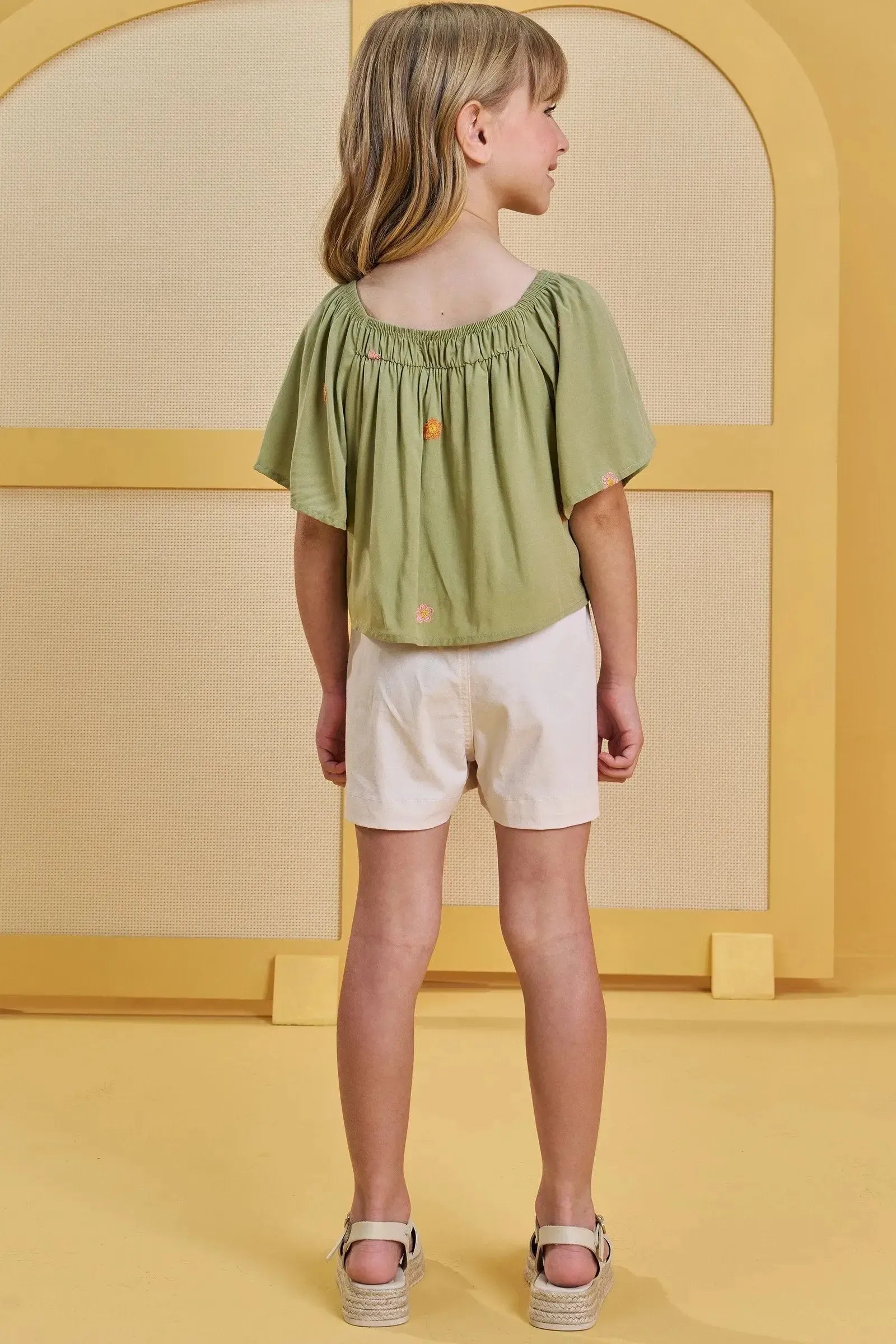 Conjunto de Blusa Bata em Viscose Bordado Flores e Shorts em Sarja com Elastano 85460 Infanti Infantil Menina